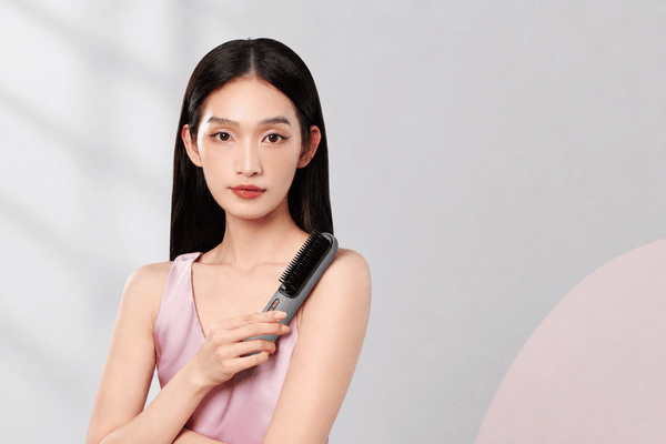 KD382B cordless straightener brush in use