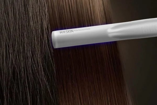 Close-up of the KD881 ultrasonic hair care device positioned over hair