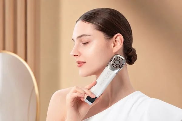 Woman using the KD8086 curved treatment head along the jawline