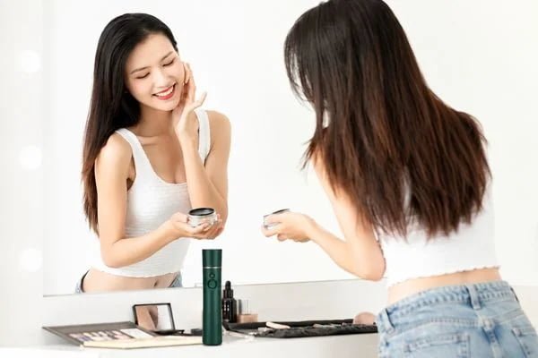 KD88SA portable facial mist sprayer in a morning beauty and skincare setting